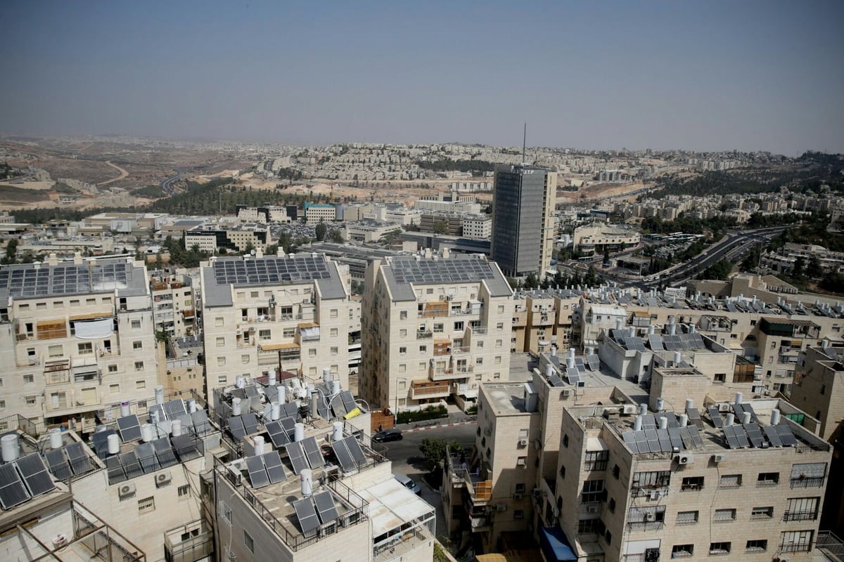 ירושלים - מגג בית המדרש של בעלזא. צפו