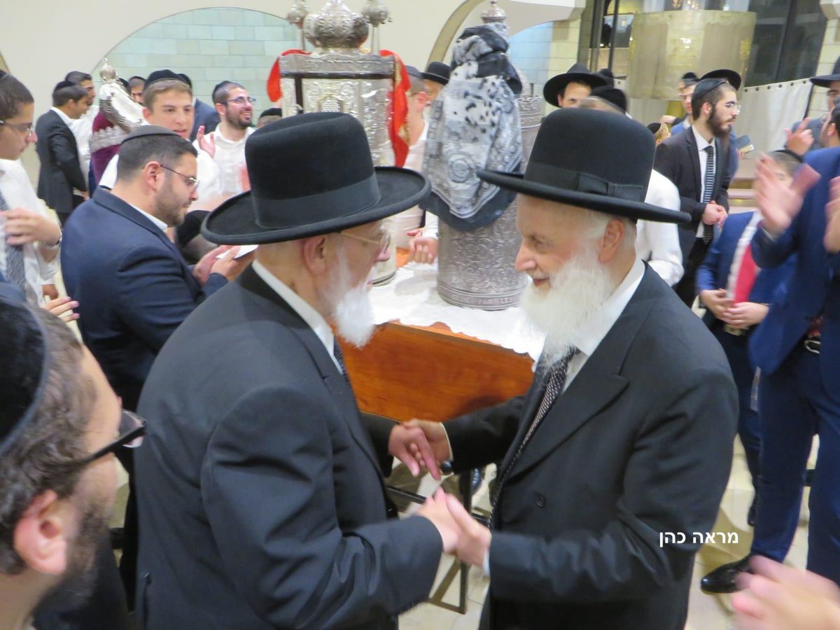 צפו: ראש הישיבה הגר"ש כהן שר בהקפות שניות