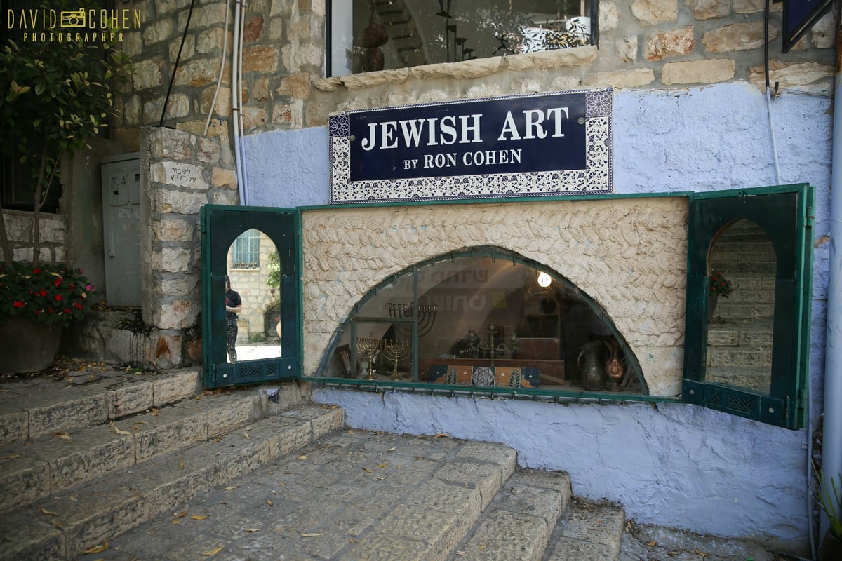 ביקור מצולם בגלרייה של האמן רון כהן בצפת