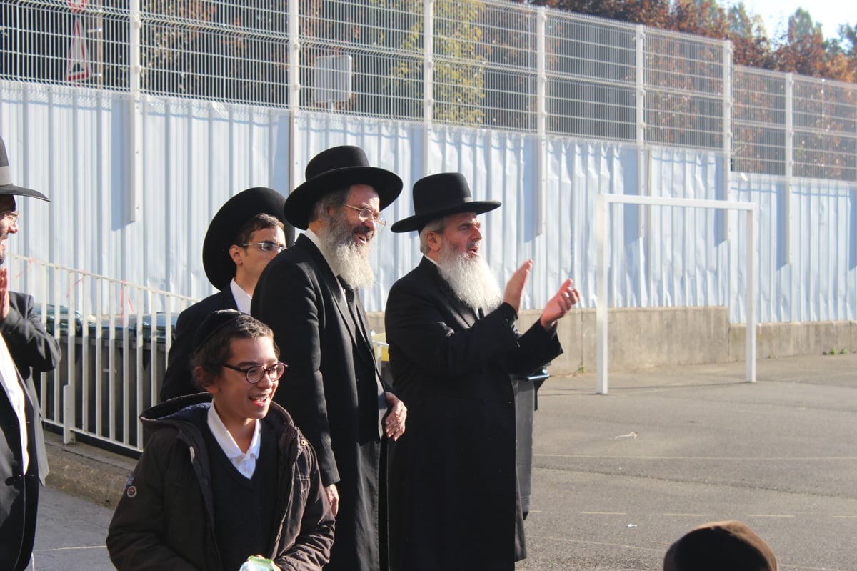 הגר"ד כהן קבע מזוזה בצרפת ופצח בריקוד