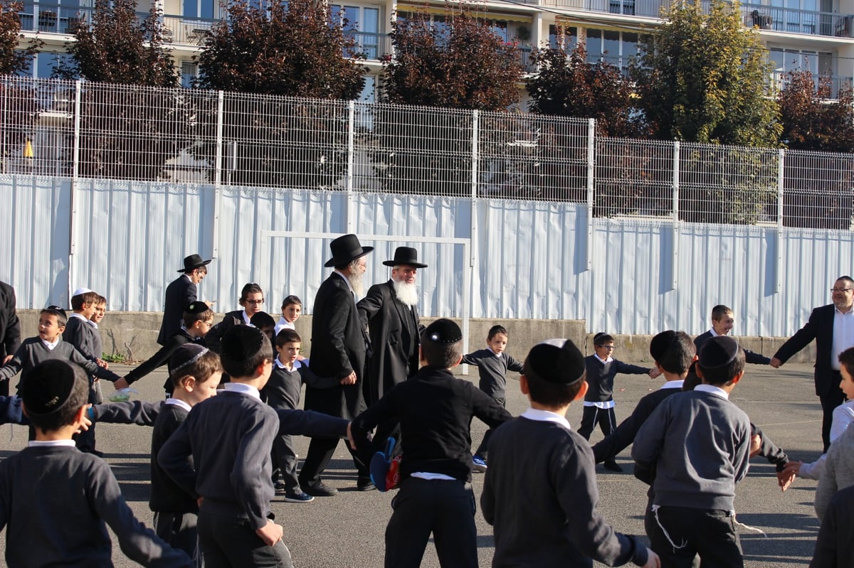 הגר"ד כהן קבע מזוזה בצרפת ופצח בריקוד