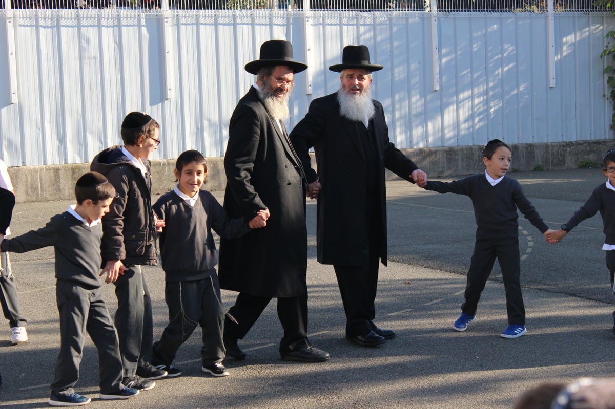 הגר"ד כהן קבע מזוזה בצרפת ופצח בריקוד