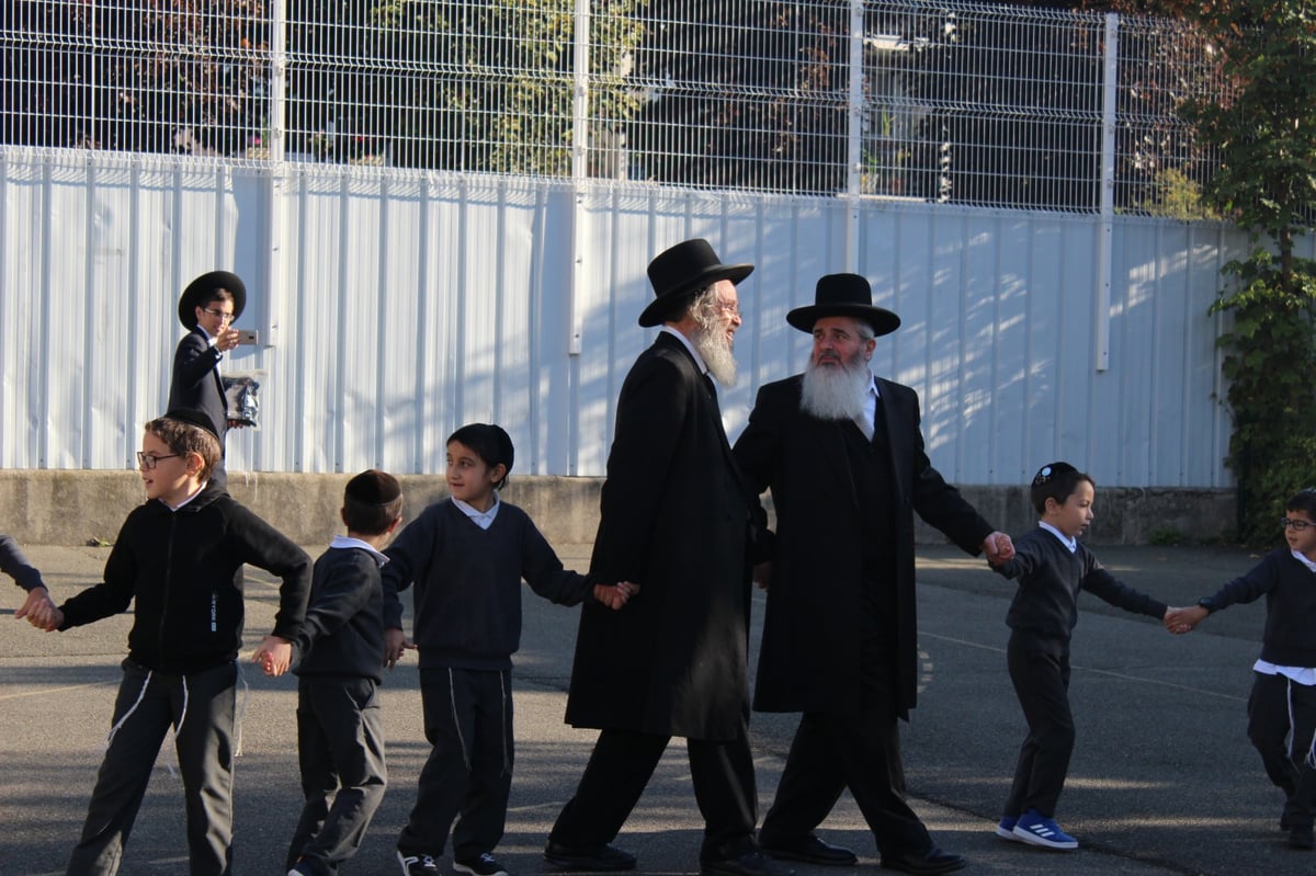 הגר"ד כהן קבע מזוזה בצרפת ופצח בריקוד