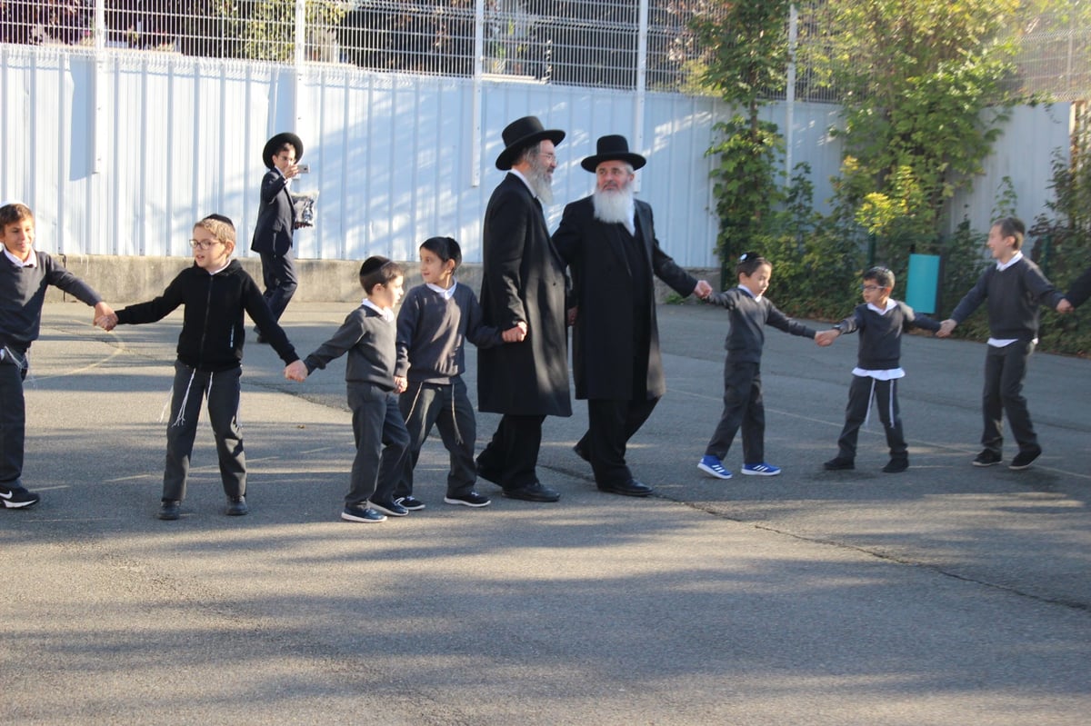 הגר"ד כהן קבע מזוזה בצרפת ופצח בריקוד