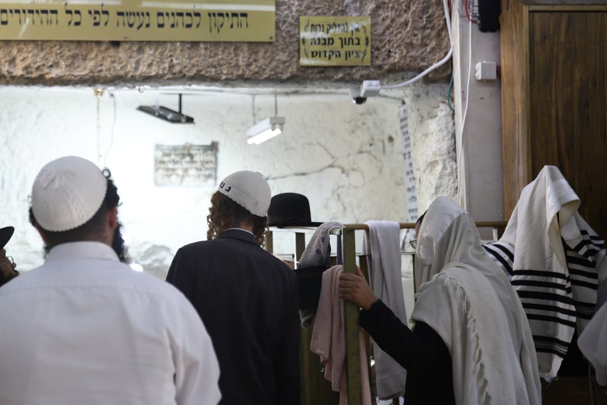 תיעוד: תפילת שחרית בציון שמעון הצדיק