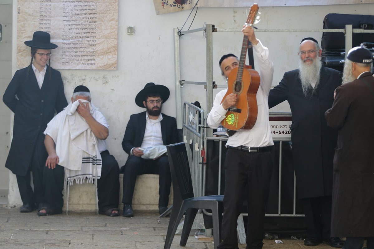 תיעוד: תפילת שחרית בציון שמעון הצדיק