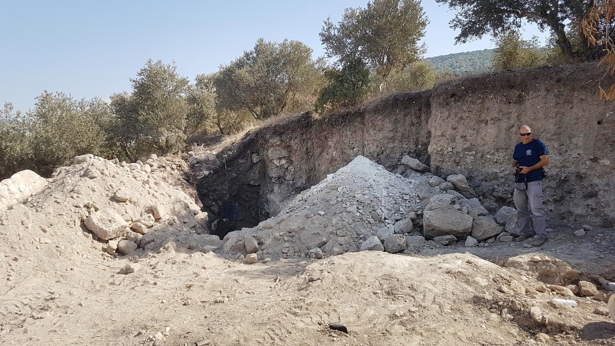 הרסו יישוב יהודי עתיק בדחפור ונעצרו • צפו