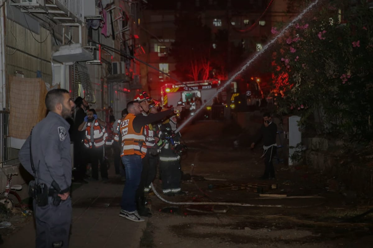 שריפה פרצה בבניין מגורים בשכונת הבוכרים. צפו