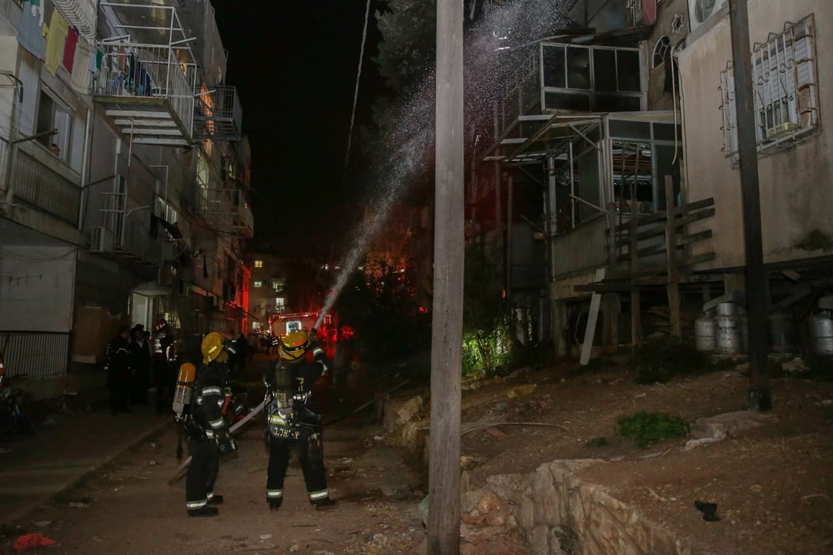 שריפה פרצה בבניין מגורים בשכונת הבוכרים. צפו