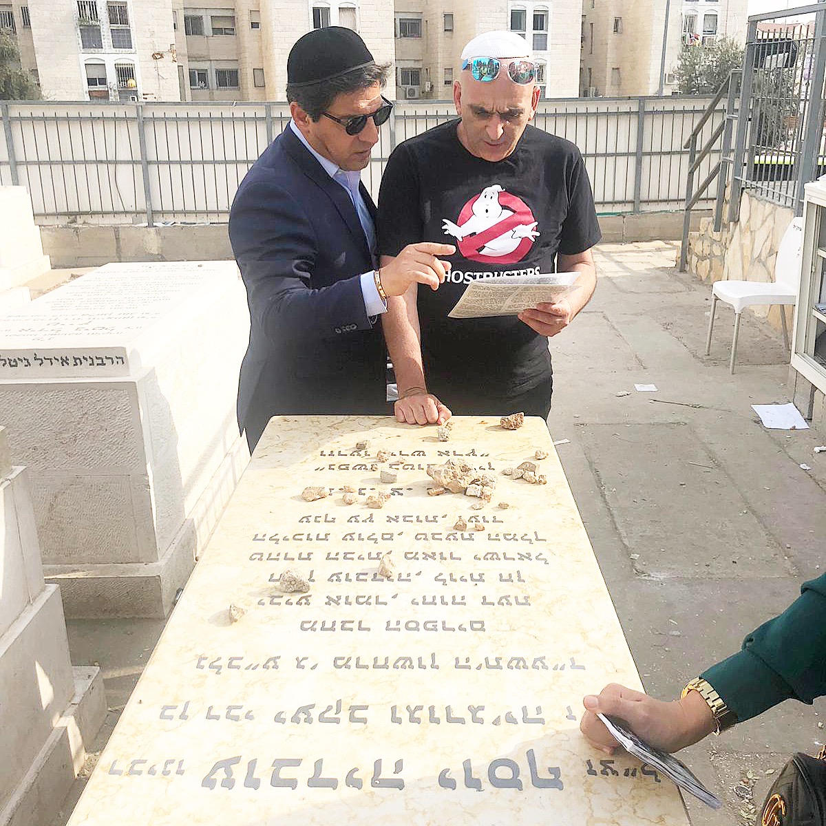 צפו: 'יובל המבולבל' מתפלל בציונו של מרן זצ"ל