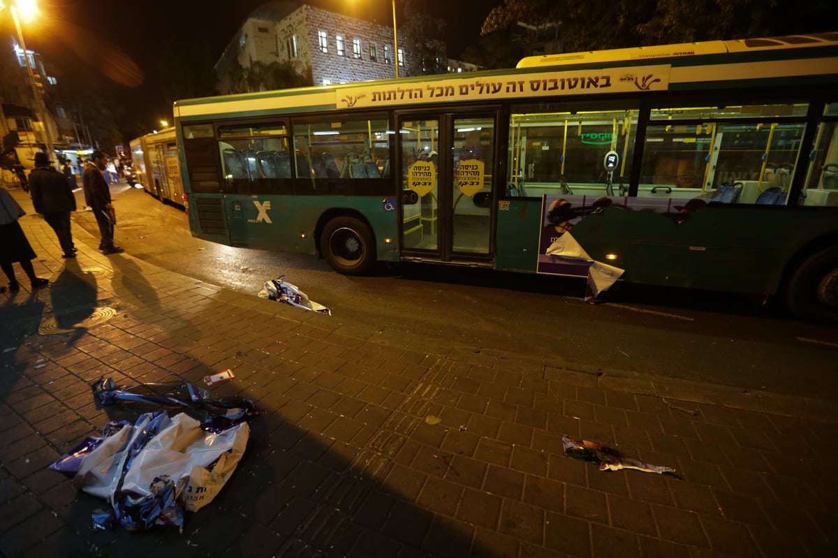 קיצוניים הורידו שלטי פרסומת; נזק נגרם לאוטובוס