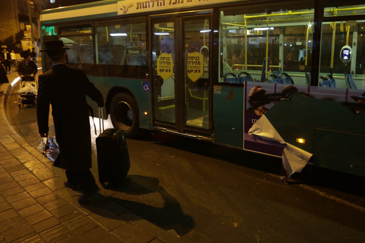 קיצוניים הורידו שלטי פרסומת; נזק נגרם לאוטובוס