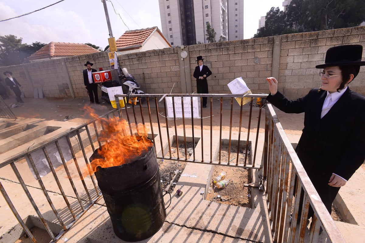 תיעוד: המונים בציונו של מרן הגרא"מ שך זצוק"ל