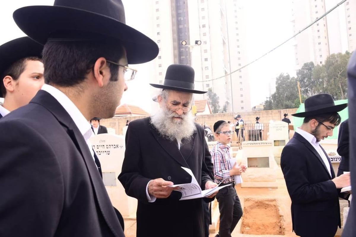 תיעוד: המונים בציונו של מרן הגרא"מ שך זצוק"ל