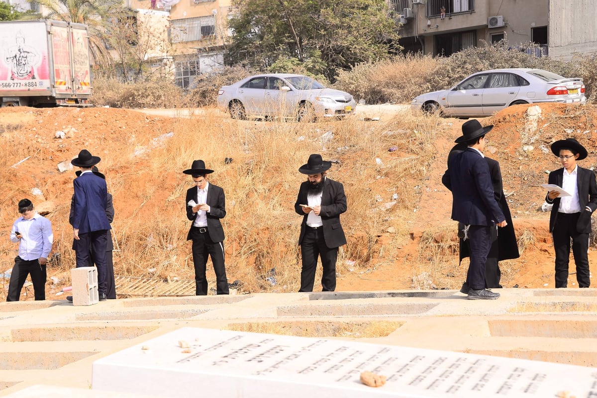 תיעוד: המונים בציונו של מרן הגרא"מ שך זצוק"ל