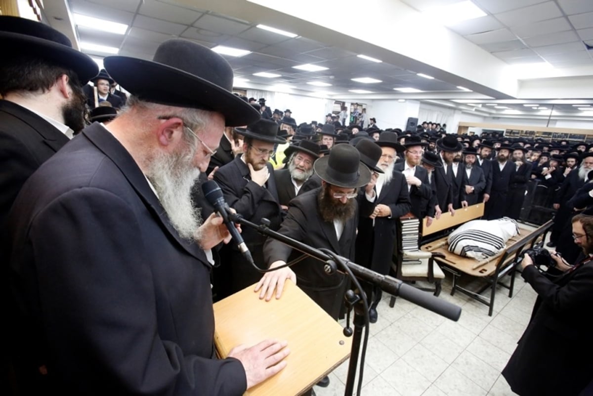 הבכי, ה'קריעה' וזעקות השבר: הלווית הגאון רבי לייבל מינצברג זצ"ל