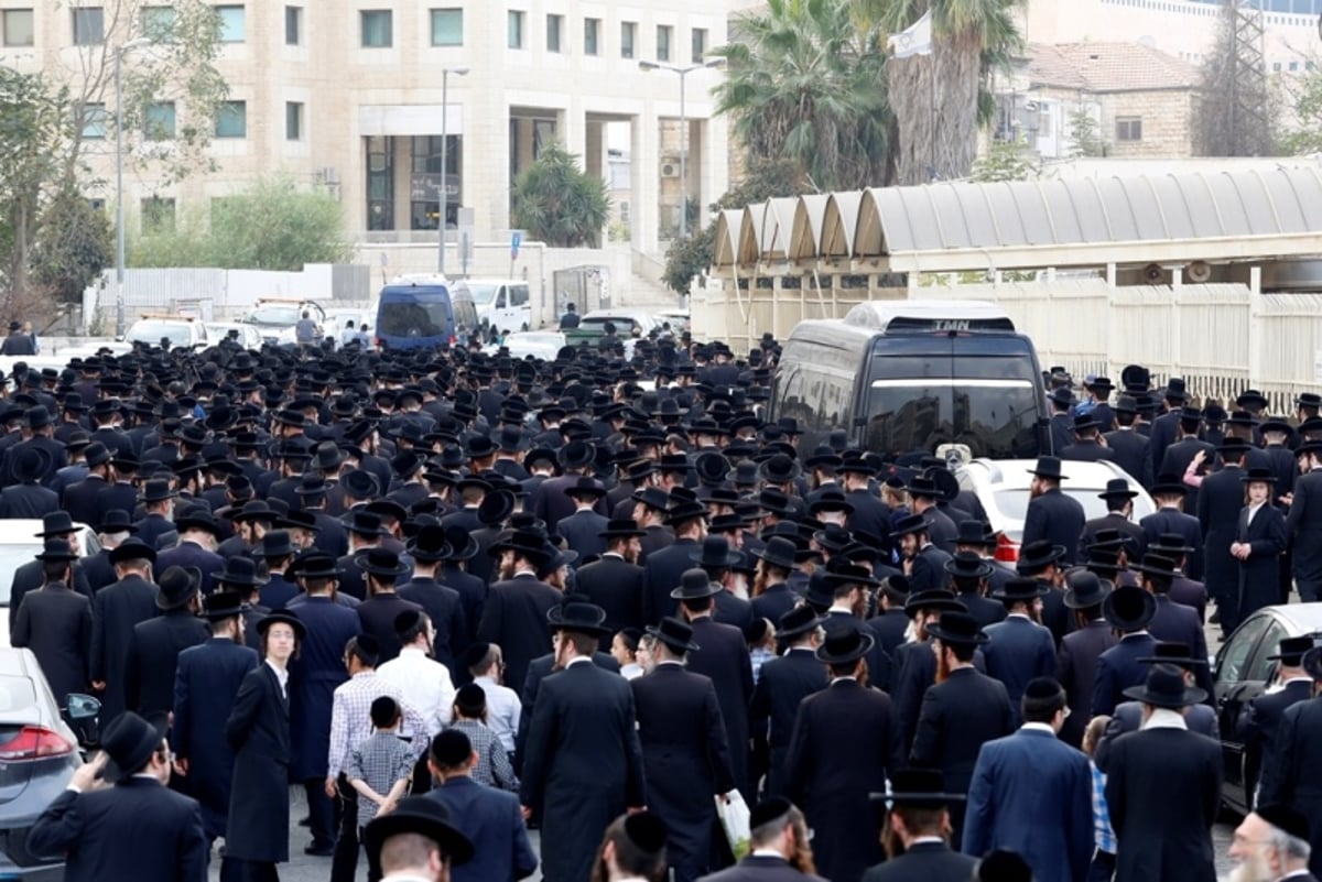 הבכי, ה'קריעה' וזעקות השבר: הלווית הגאון רבי לייבל מינצברג זצ"ל