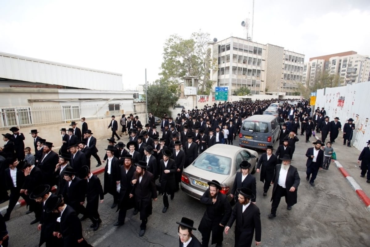 הבכי, ה'קריעה' וזעקות השבר: הלווית הגאון רבי לייבל מינצברג זצ"ל