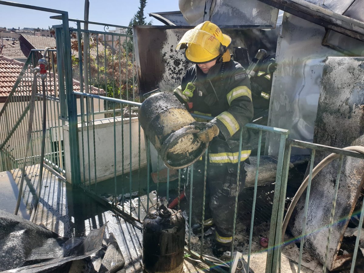 מאה שערים: מיכלי גז בערו בשריפה על גג בנין