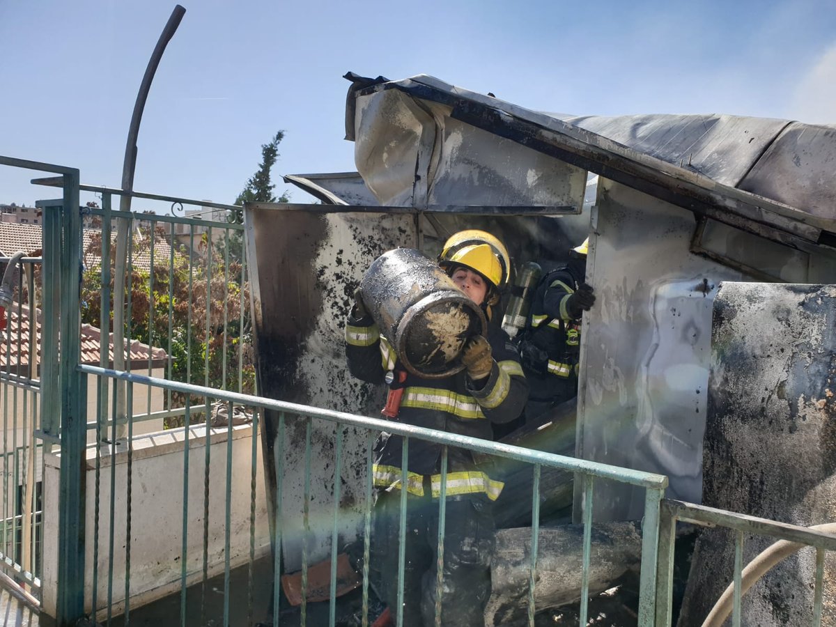 מאה שערים: מיכלי גז בערו בשריפה על גג בנין