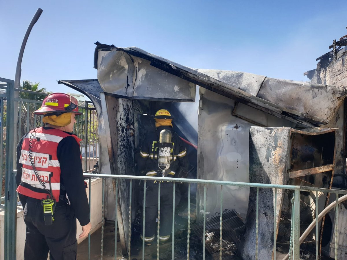 מאה שערים: מיכלי גז בערו בשריפה על גג בנין