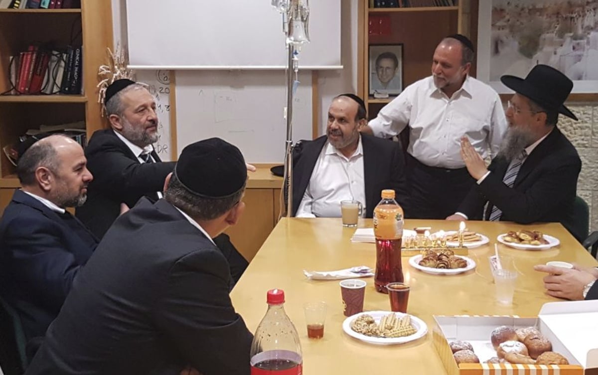 חבר המועצת הגר"ד יוסף ובכירי ש"ס מבקרים את אזולאי בבית החולים