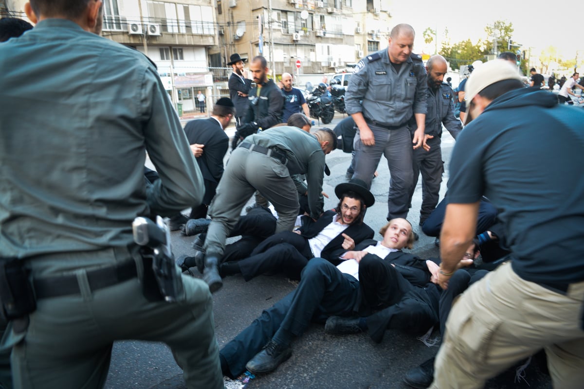 השוטר התפרץ: "הלוואי שתתחשמלו" • צפו