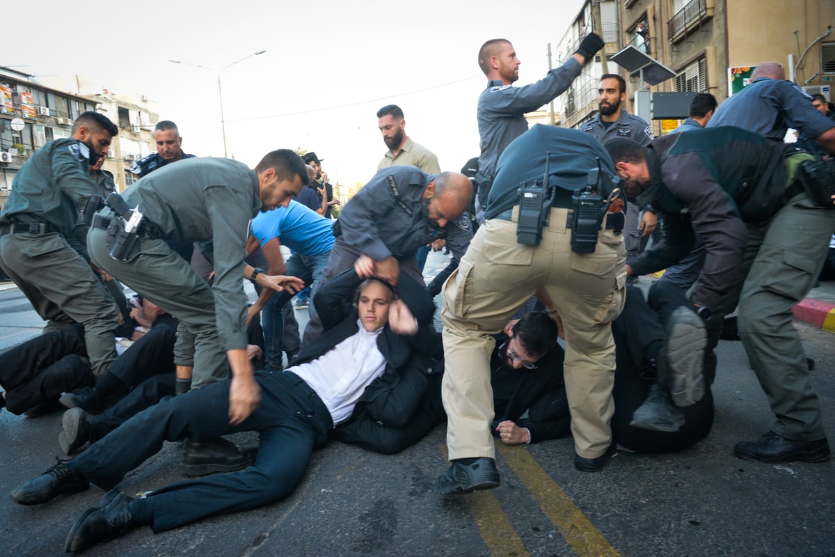 השוטר התפרץ: "הלוואי שתתחשמלו" • צפו