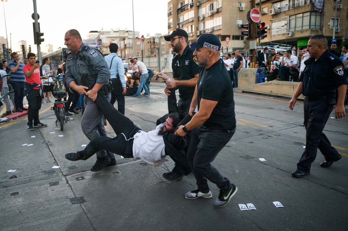 השוטר התפרץ: "הלוואי שתתחשמלו" • צפו