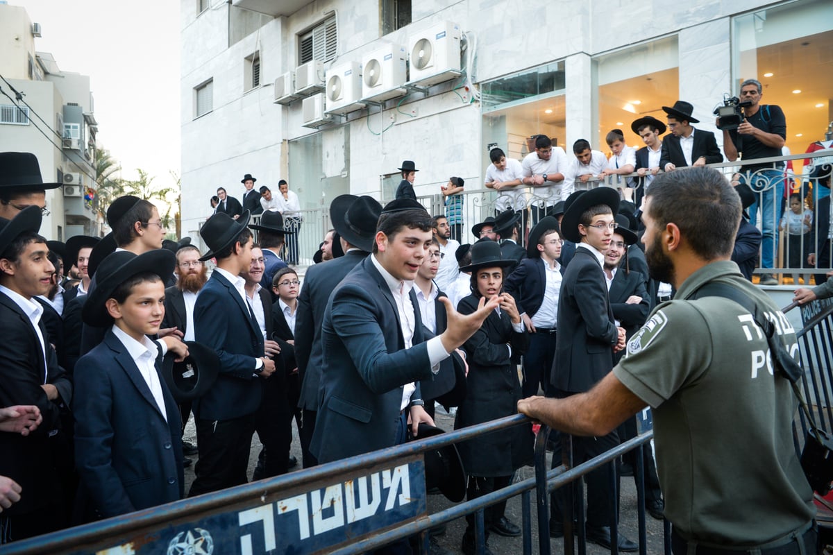 השוטר התפרץ: "הלוואי שתתחשמלו" • צפו