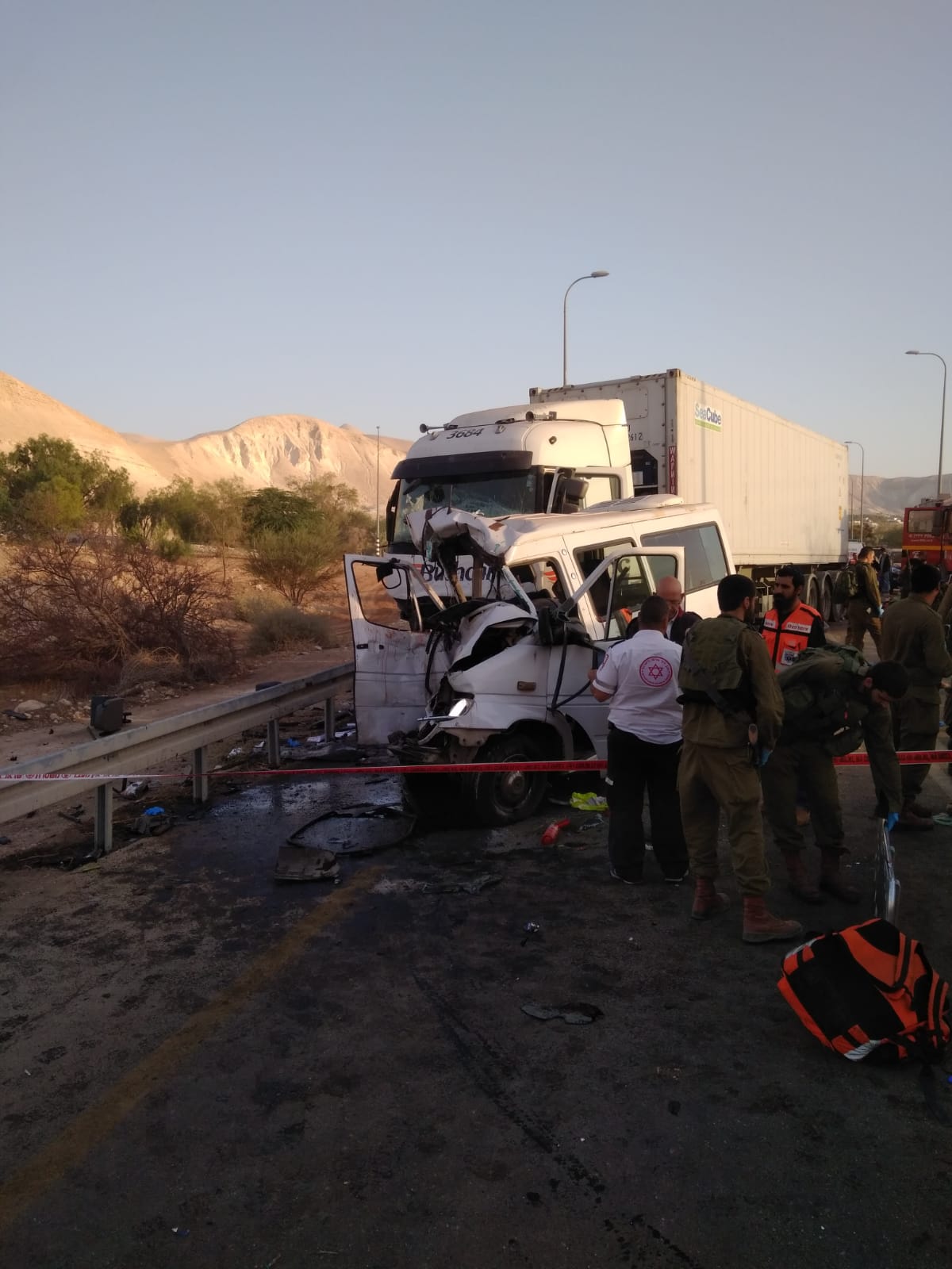 שישה הרוגים בתאונה בין משאית למיניבוס הסעות