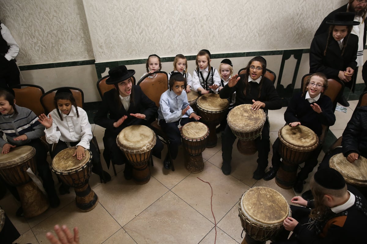 הבן של יואליש חגג בר מצווה; הילדים תופפו