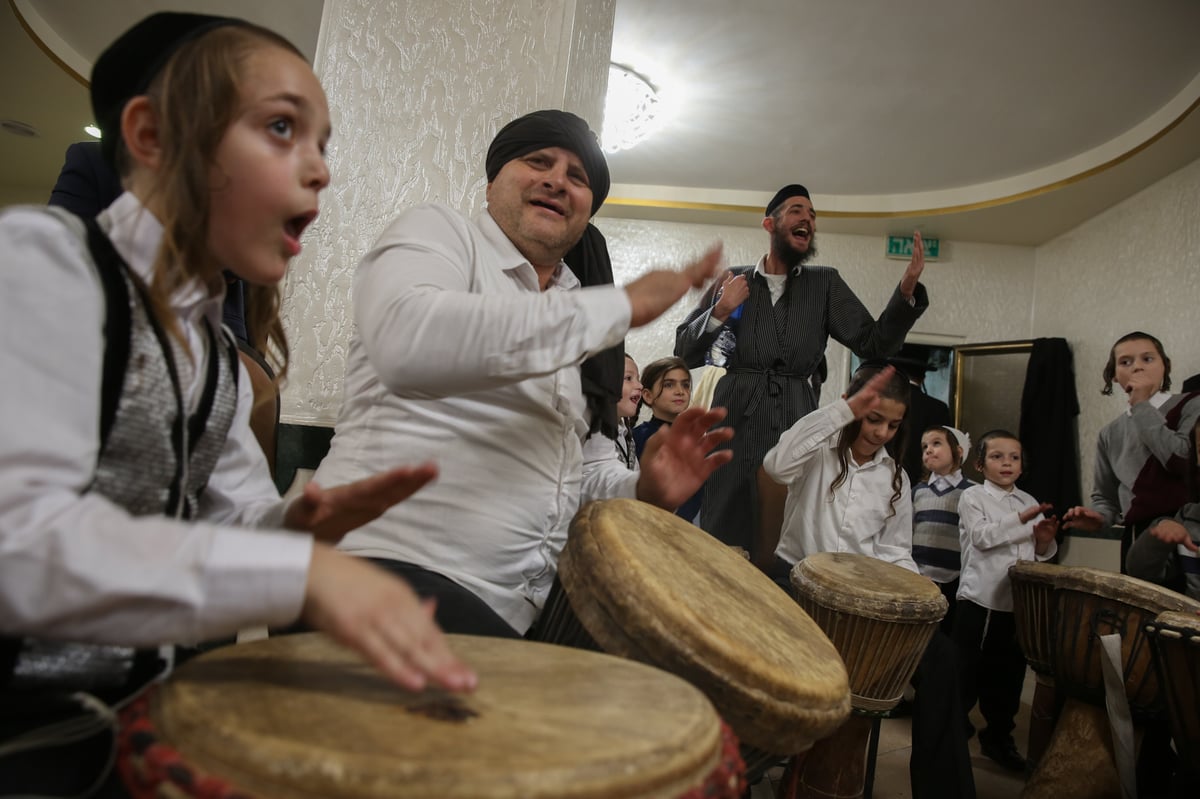 הבן של יואליש חגג בר מצווה; הילדים תופפו