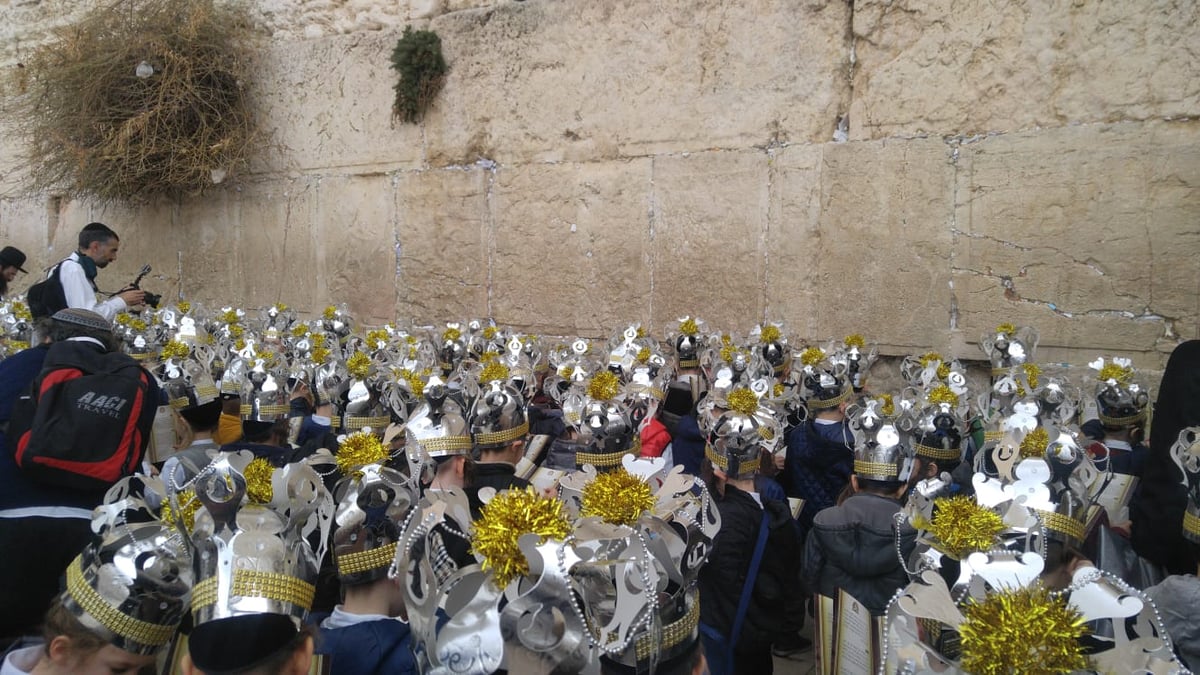 חיידר גור חגגו מסיבת חומש בכותל המערבי • צפו