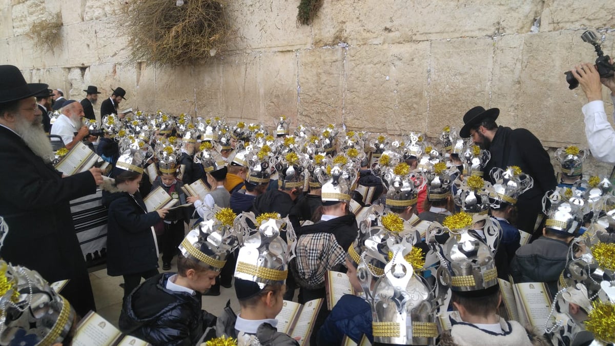 חיידר גור חגגו מסיבת חומש בכותל המערבי • צפו