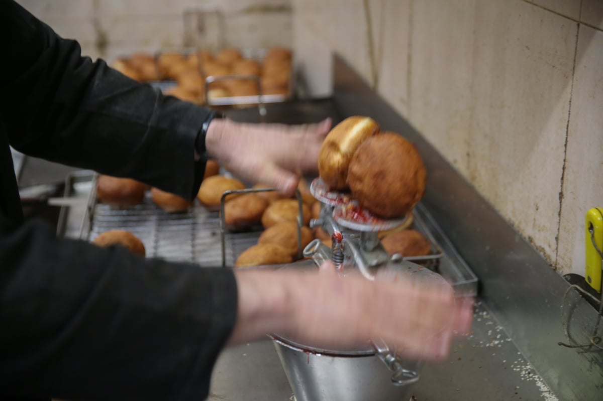 האברך החסידי שמשקיע את נשמתו בסופגניות