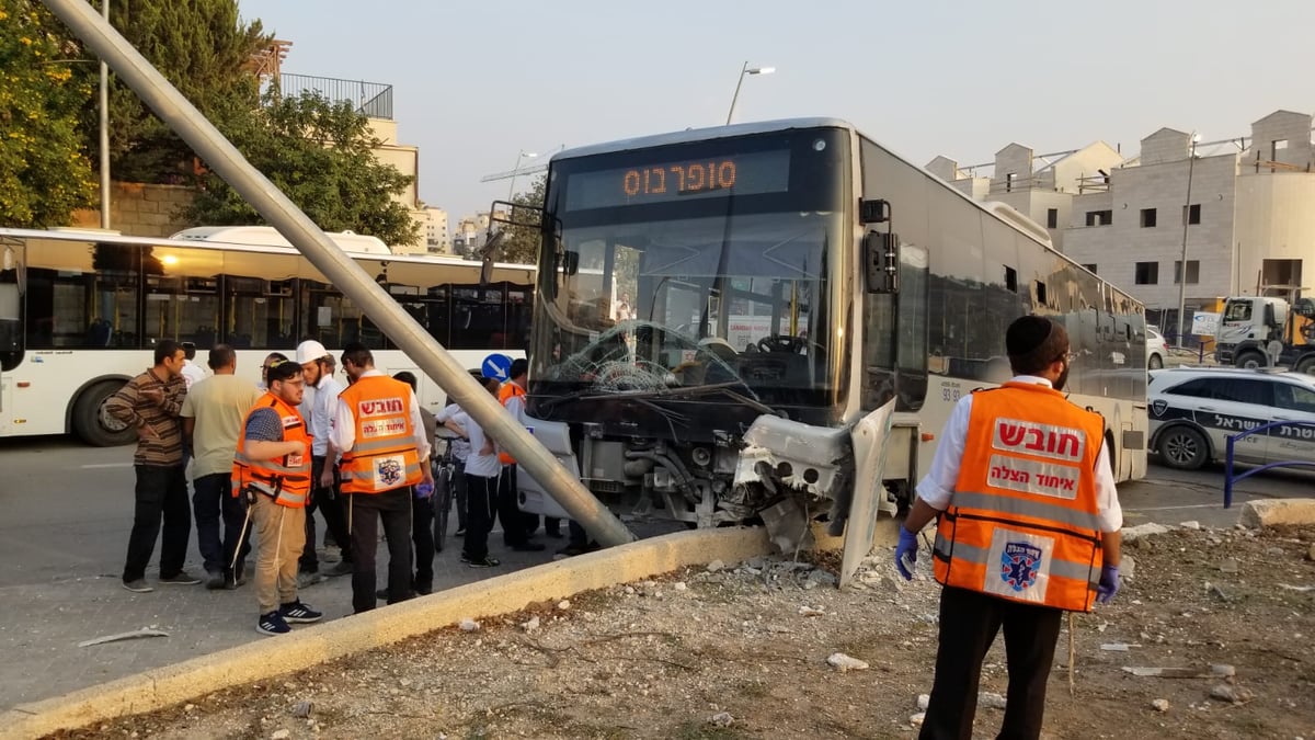 אוטובוס עלה על המדרכה; חמישה נפצעו