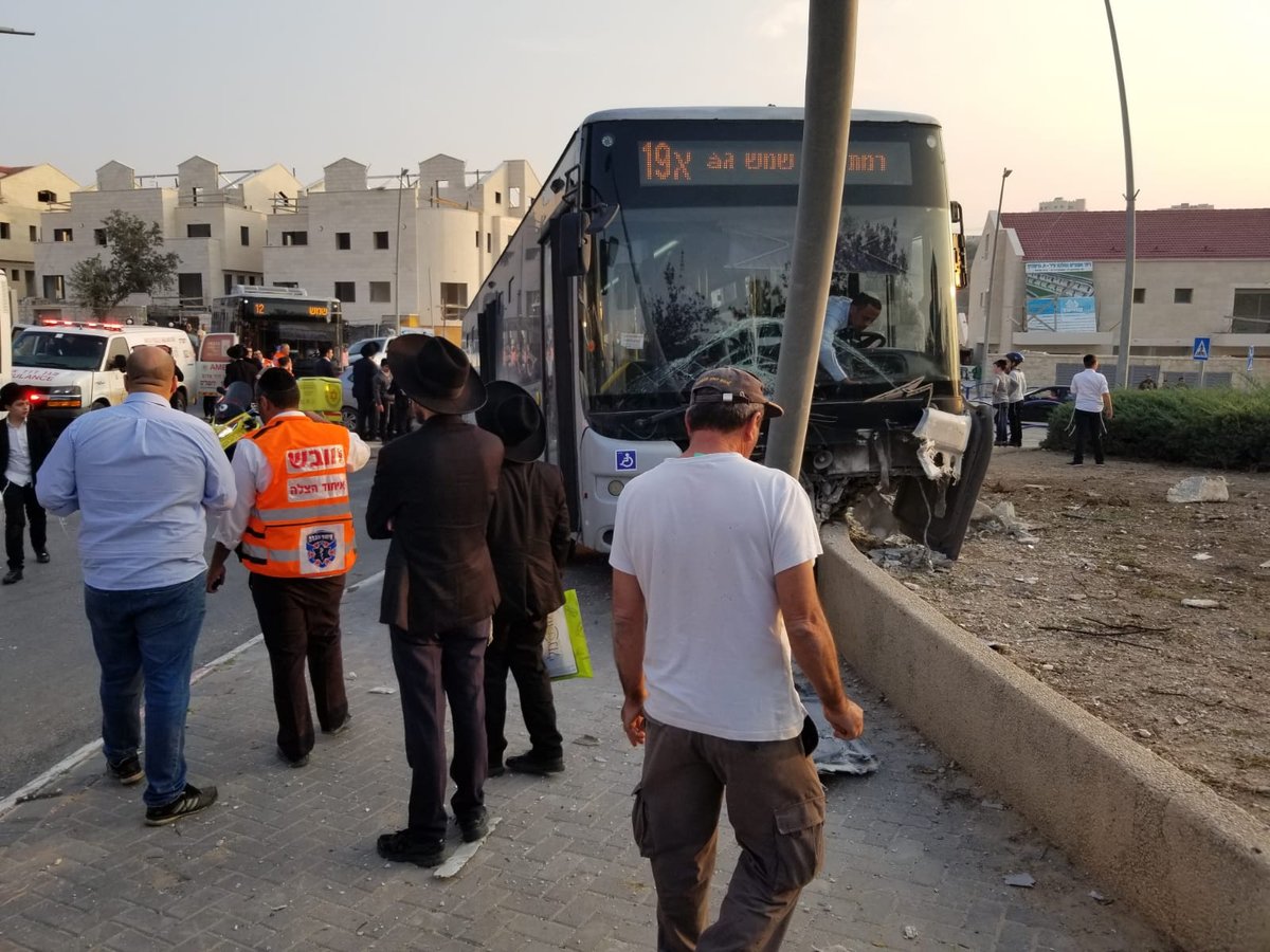 אוטובוס עלה על המדרכה; חמישה נפצעו