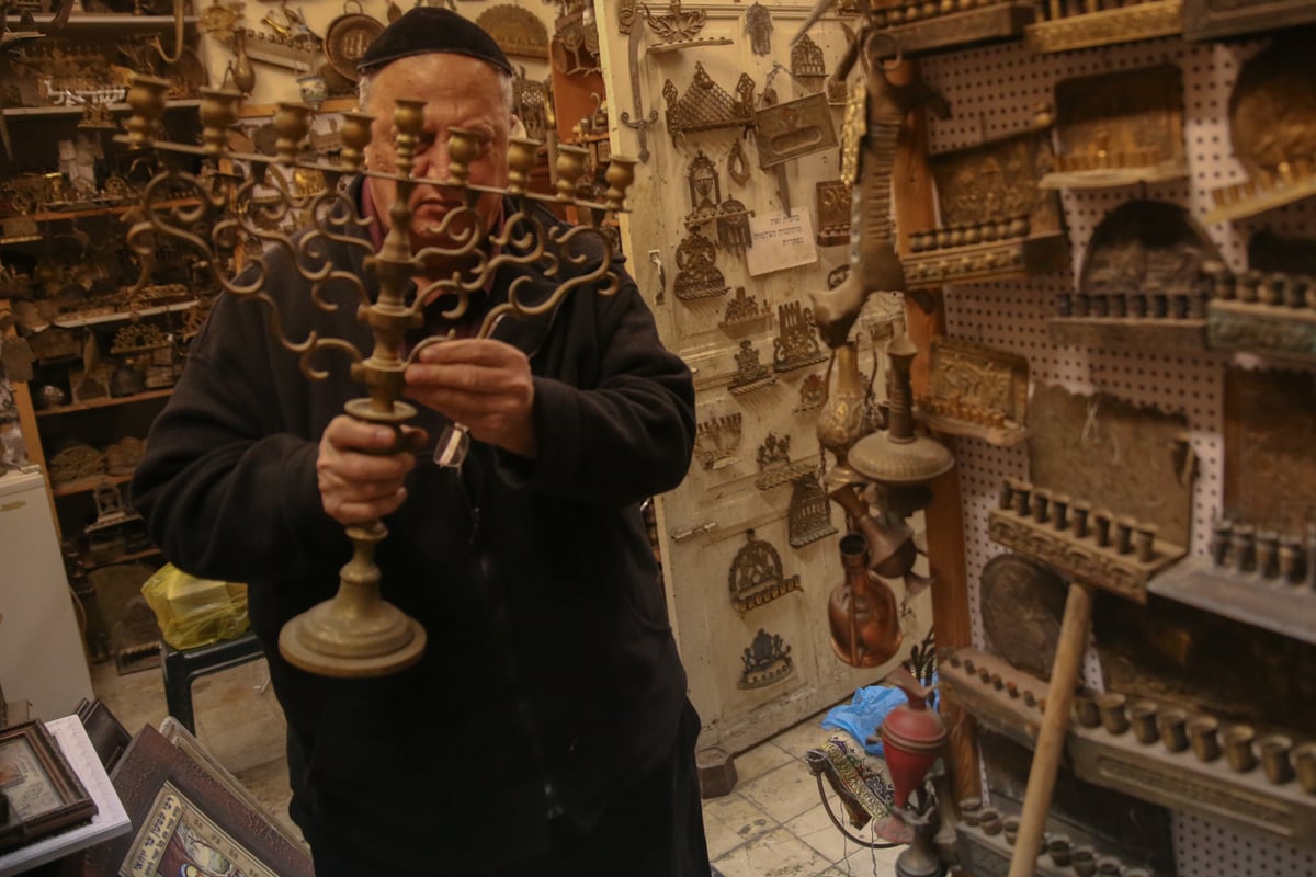 ה'דוקטור' מהבוכרים מפנה את מחסן החנוכיות