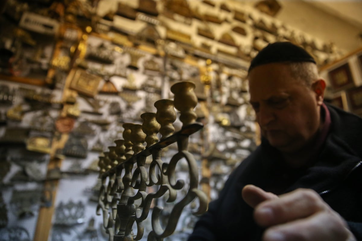 ה'דוקטור' מהבוכרים מפנה את מחסן החנוכיות