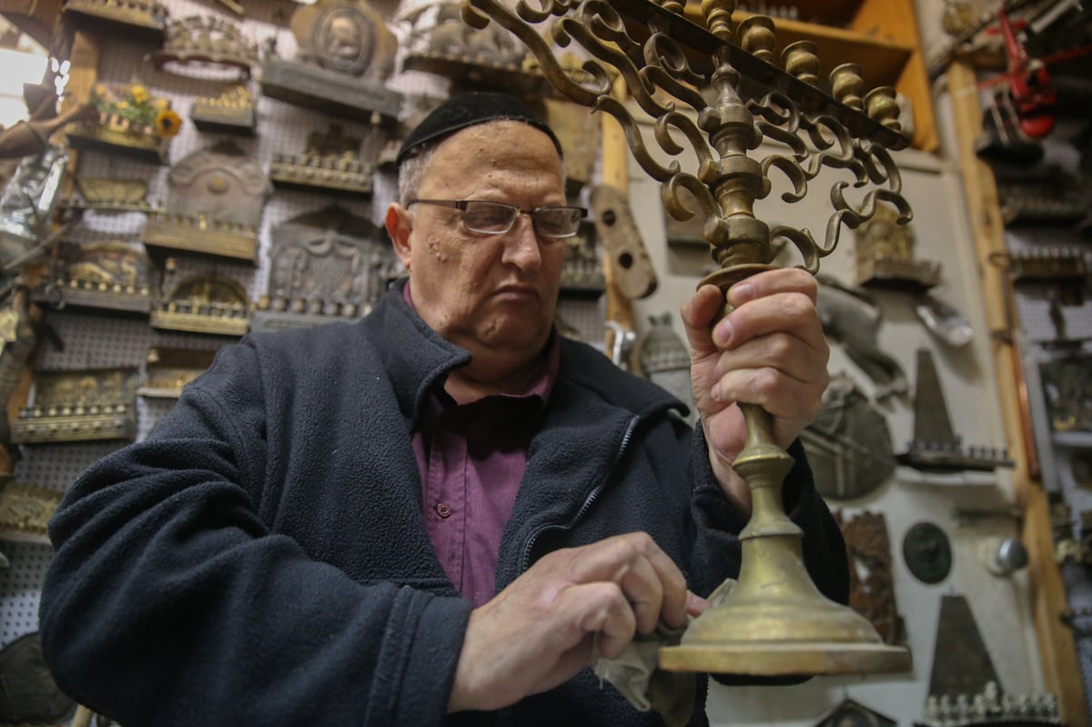 ה'דוקטור' מהבוכרים מפנה את מחסן החנוכיות