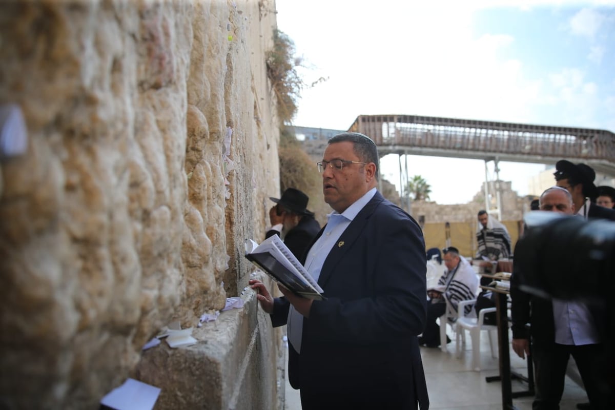 המועמד משה ליאון פתח את יומו בכותל