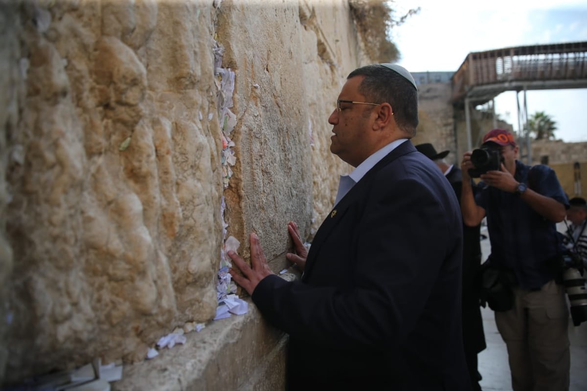 המועמד משה ליאון פתח את יומו בכותל