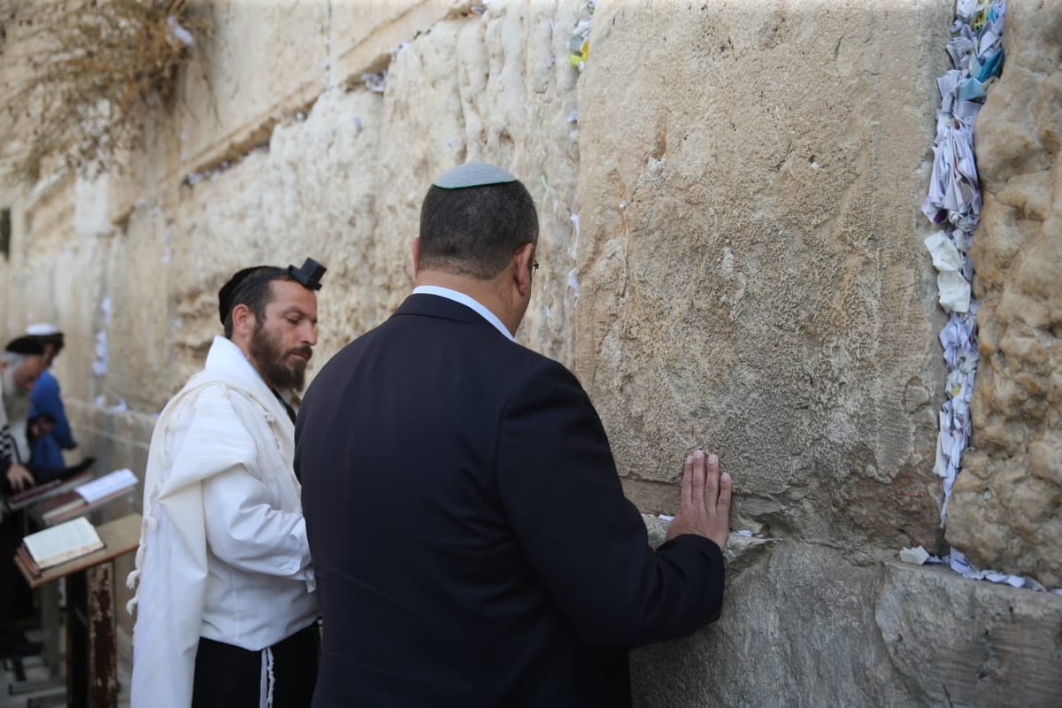 המועמד משה ליאון פתח את יומו בכותל