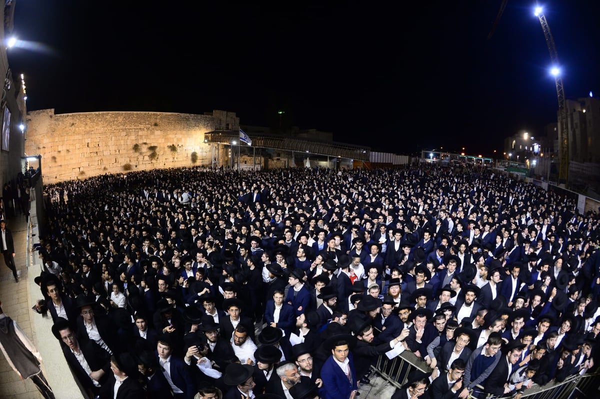 אלפים בעצרת תפילה בכותל המערבי • צפו