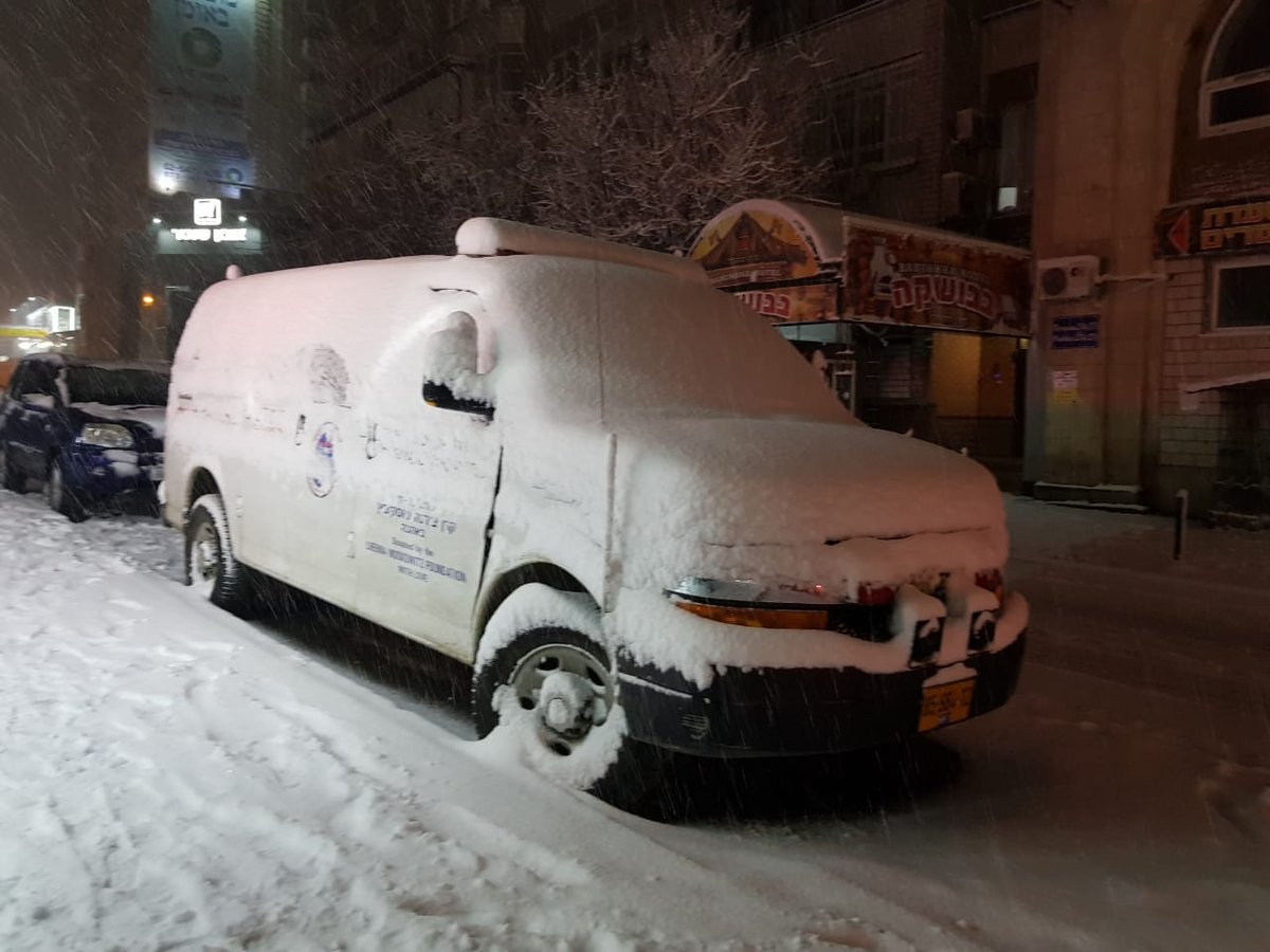 שלג כבד יורד באומן: יציאות מהעיר הוקדמו