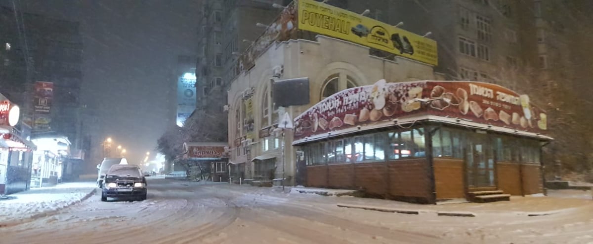 שלג כבד יורד באומן: יציאות מהעיר הוקדמו