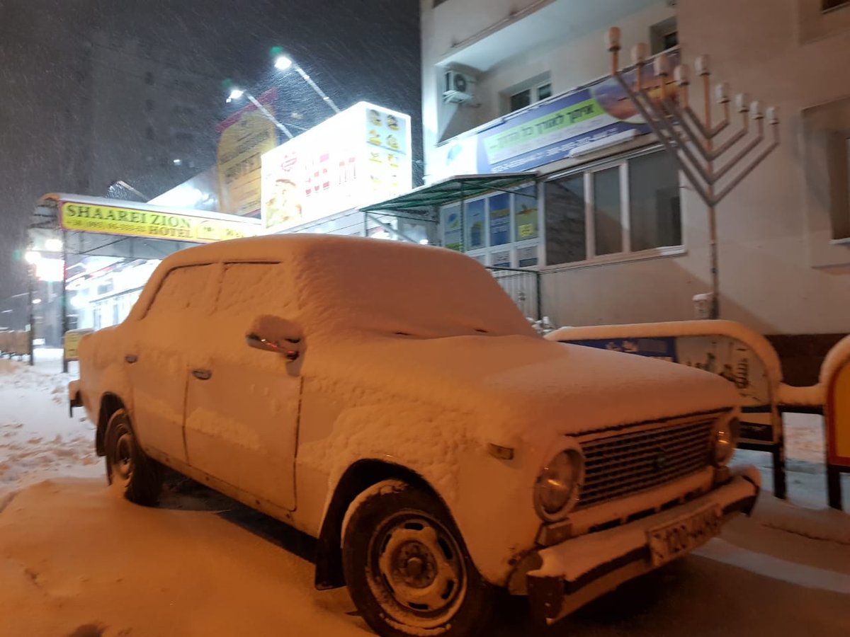 שלג כבד יורד באומן: יציאות מהעיר הוקדמו