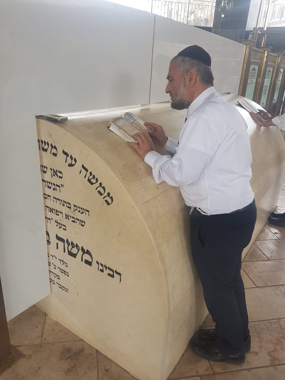 צפו: אבוטבול עלה להודות בקברי הצדיקים