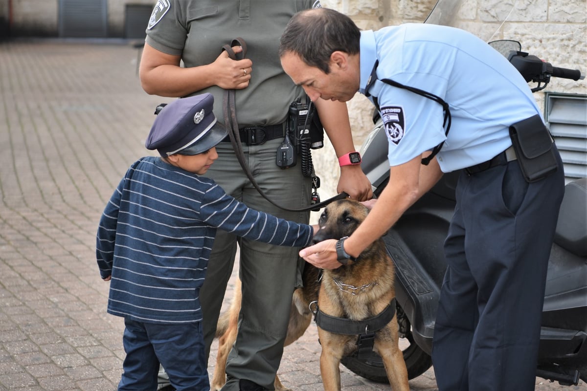 תיעוד: הח"כ והקצינים חגגו עם הילד החרדי